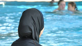 Schwimmunterricht in „Burkini“ für muslimische Mädchen zumutbar