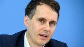 Grüne ziehen rote Linien