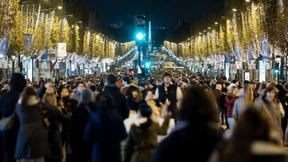 Pariser Champs-Élysées erstrahlt im Licht