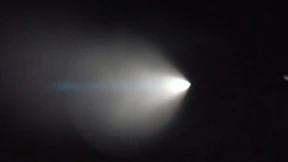 Ist es ein Meteorit, ist es ein Flugzeug oder sind es Aliens? 