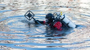 Taucher suchen gestohlene Kettensägen in der Fulda