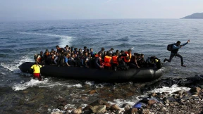 Eine Mauer auf dem Meer