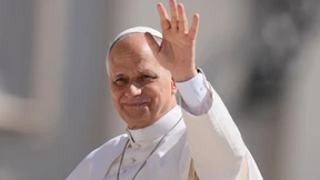 Papst Leo hilft kollabiertem Mann auf dem Petersplatz