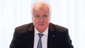 Seehofer droht mit Absage des Friedensgipfels mit Merkel