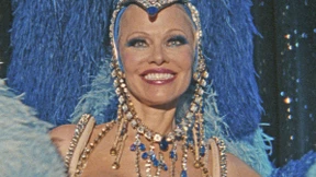 Ihr Gesicht glitzert in der Wüstensonne