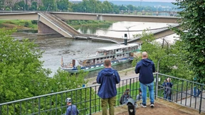 Kurz zuvor fuhr noch die Straßenbahn über die Brücke