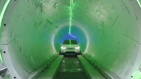 Elon Musk schaut in die Röhre