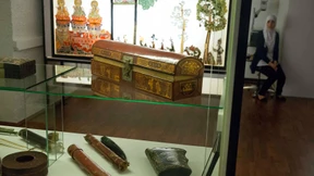 Wölbbrettzither und Stühle von Heinrich Böll