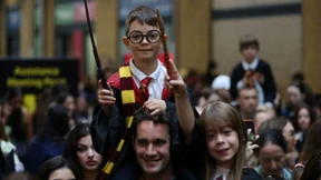 Tausende schicken Harry Potter im Bahnhof King's Cross zur Schule