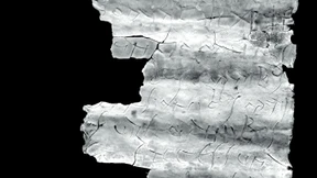 Wie liest man eine Folie, die man nicht entrollen kann?