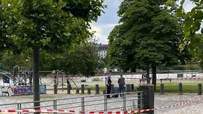 Mann greift ihm unbekannte Frau mit Messer an