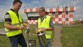 Männer, die auf Wolken schauen