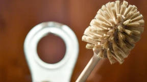 Schwefelsäure in verstopftes Klo gekippt: Zwei Schwerverletzte