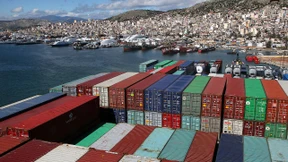 Scharfer Wirtschaftseinbruch, danach kräftige Erholung