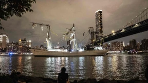 Mexikanisches Segelschulschiff rammt Brooklyn Bridge in New York