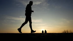 Das iPhone joggt durch Feld und Wald