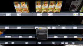 Verbraucher hamstern Mehl und Speiseöl