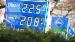 Wie sollten Anleger auf hohe Energiepreise und fallende Kurse reagieren?