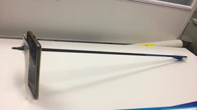 Australier wehrt Pfeil mit Smartphone ab