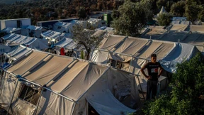 Polizei geht mit Tränengas gegen Demonstranten vor