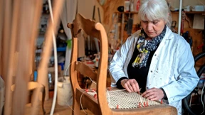 Frau Meffert macht die Stühle schön