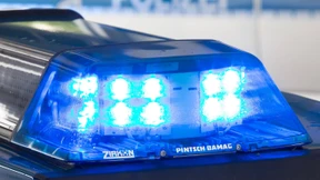 Gruppe attackiert jungen Mann mit Messer und Baseballschlägern