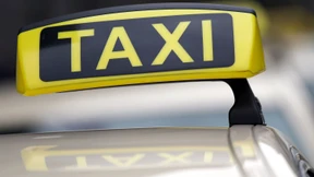 Rabiater Taxifahrer lässt Fahrgast nicht aussteigen