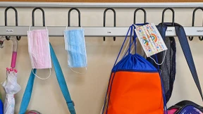 Ohne Maske fast zehn Mal so viele Infektionen in Schulen