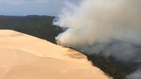 Feuer vernichtet die Hälfte von Fraser Island