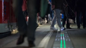 Leuchtender Bahnsteig soll Stuttgarts S-Bahn pünktlicher machen