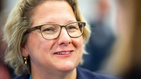 Bringt die Genossen zum Rasen