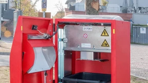 Die Mülltonne, die wie eine Kettensäge jault