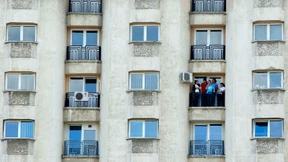 Osteuropäer sitzen auf gepackten Koffern