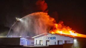 Vermisster nach Brand in Lagerhalle