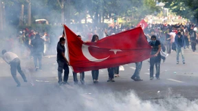 Wer schießt, kommt frei – wer twittert, wird verhaftet