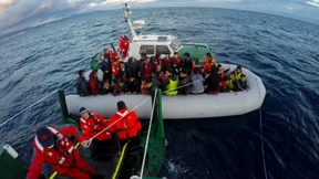 Helfer entdecken 22 tote Flüchtlinge auf Schlauchboot