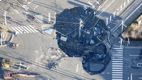 Rettung von Lastwagenfahrer in Erdloch dauert an