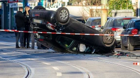 Fahrer fuhr zu schnell und bei Rot über die Ampel