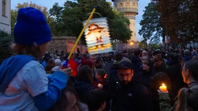 Anteilnahme vor der Synagoge in Halle