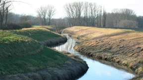Gesteinshaufen neben dem Atomkraftwerk