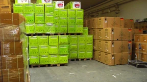 300 Tonnen Plagiate in Lagerhalle sichergestellt