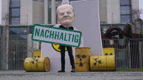 Klimaschützer protestieren vor dem Bundeskanzleramt