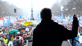 Friedenstauben, Querfront und „Baerbock weg!“