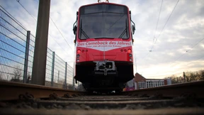 Passagiere stoppen Straßenbahn in Bonn