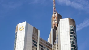 Unicredit steigt zum größten Commerzbank-Aktionär auf und treibt den Kurs