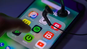 Links eine Fernsehserie, rechts eine Hydraulikpresse