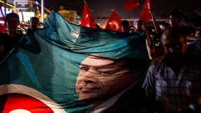 Soldaten, Panzer und Demonstranten auf den Straßen