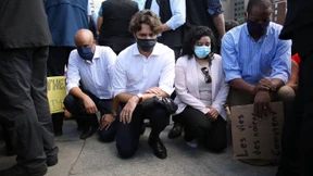 Kanadas Premierminister Trudeau geht bei Protest auf die Knie