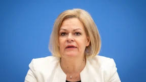 Nancy Faeser wandelt auf dünnem Eis