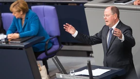 Steinbrück attackiert, Merkel rügt